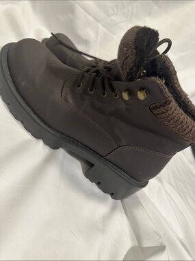 Women’s Brown Lace-Up Winter Boots